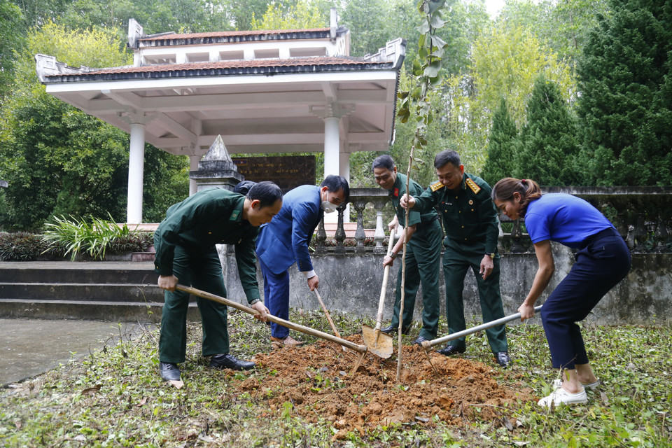Cán bộ, giáo viên, đoàn viên thanh niên trường Tiểu học Tôn Đức Thắng cùng đoàn CCB TTXVN trồng cây tại khu di tích. (Ảnh: Nam Sương /TTXVN)