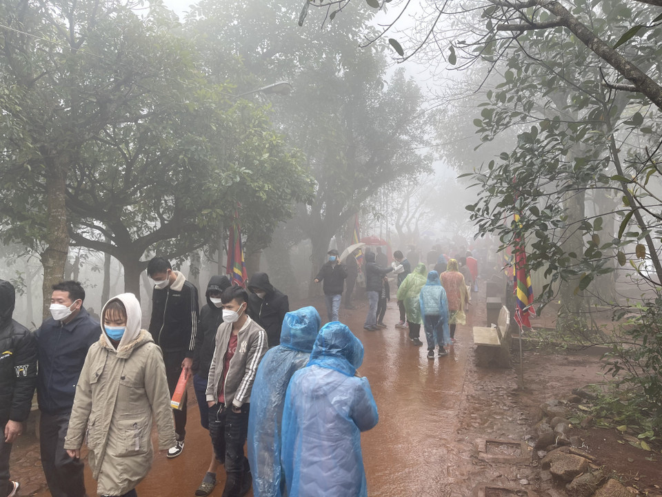 Ngay từ mờ sáng, hàng nghìn du khách đã hành hương về Đền Nưa - Am Tiên để du xuân cầu mong những điều tốt đẹp sẽ đến trong năm mới. (Ảnh: Hoa Mai/TTXVN)