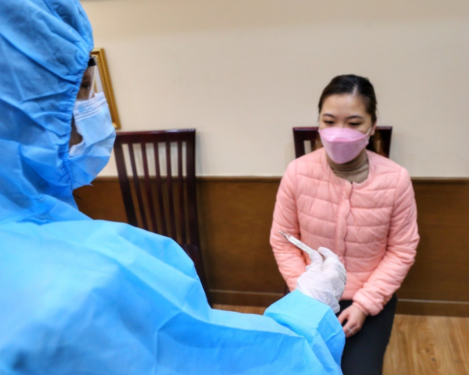 Tình huống kiểm tra lại nhiệt độ lần nữa cho học sinh có thân nhiệt cao.(Ảnh: Tuấn Đức/TTXVN)