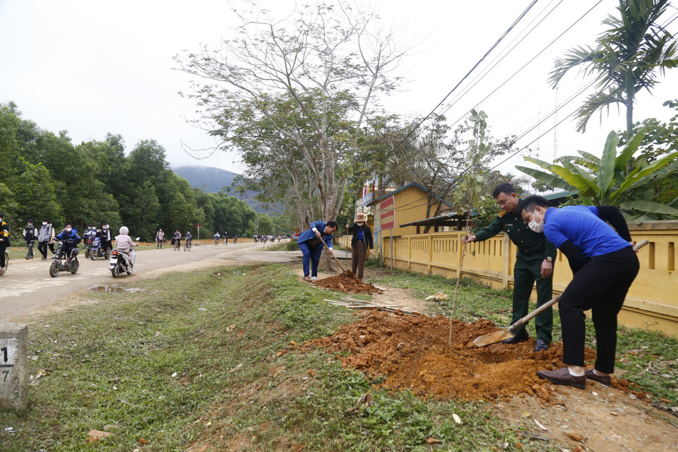 Đoàn cán bộ Hội CCB TTXVN trồng 5 cây hoa ban và hoa muồng vàng trong khuôn viên trường Tiểu học Tôn Đức Thắng. (Ảnh: Nam Sương /TTXVN)