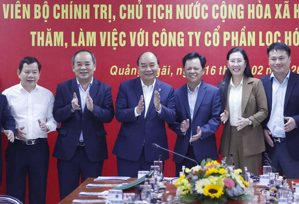 Chủ tịch nước Nguyễn Xuân Phúc thăm, tặng quà Công ty Cổ phần Lọc hóa dầu Bình Sơn tại Khu kinh tế Dung Quất (xã Bình Trị, huyện Bình Sơn, tỉnh Quảng Ngãi. (Ảnh: Thống Nhất/TTXVN)