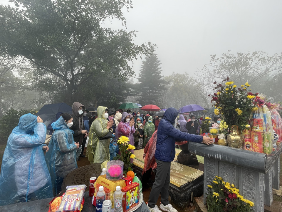 Ngay từ mờ sáng, hàng nghìn du khách hành hương về Đền Nưa - Am Tiên để du xuân cầu mong những điều tốt đẹp sẽ đến trong năm mới. (Ảnh: Hoa Mai/TTXVN)