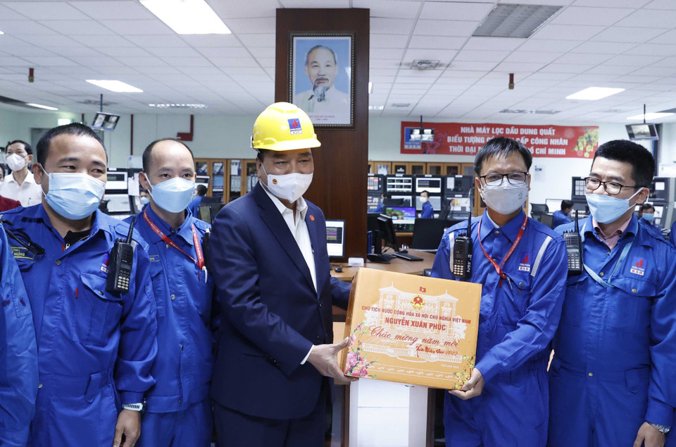 Chủ tịch nước Nguyễn Xuân Phúc thăm, tặng quà Công ty Cổ phần Lọc hóa dầu Bình Sơn tại Khu kinh tế Dung Quất (xã Bình Trị, huyện Bình Sơn, tỉnh Quảng Ngãi. (Ảnh: Thống Nhất/TTXVN)