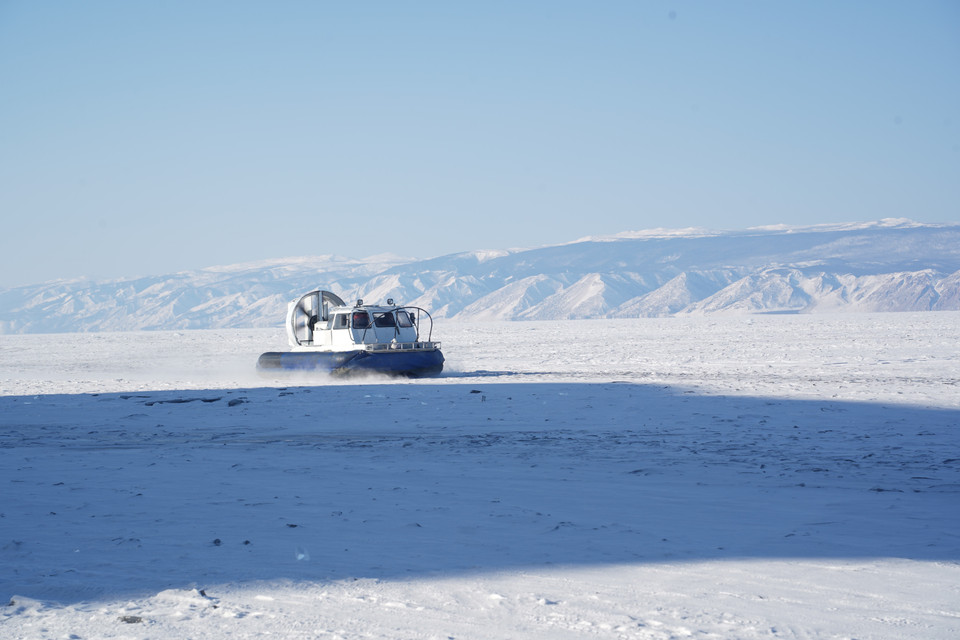 Tàu chạy trên đệm không khí chở du khách du ngoạn trên mặt hồ Baikal đóng băng. (Ảnh: Duy Trinh/TTXVN)