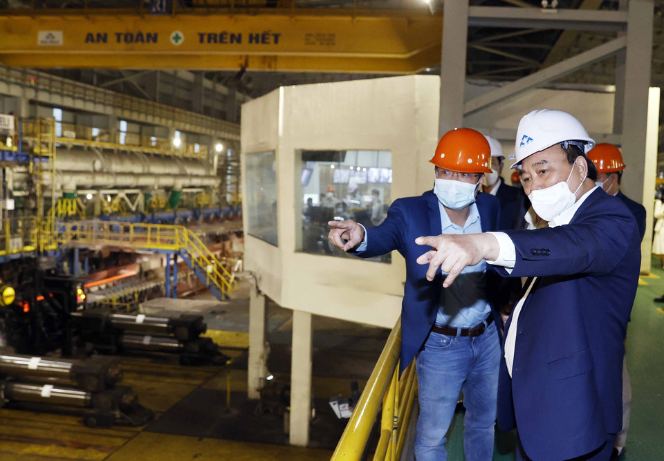 Chủ tịch nước Nguyễn Xuân Phúc thăm, tặng quà cán bộ, công nhân Công ty cổ phần Thép Hòa Phát Dung Quất. (Ảnh: Thống Nhất/TTXVN)