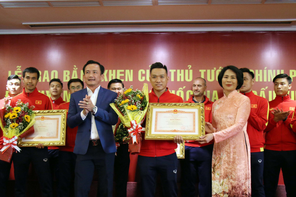 Đội trưởng đội tuyển Futsal Việt Nam Trần Văn Vũ nhận Bằng khen của Thủ tướng Chính phủ. (Ảnh: Tiến Lực/TTXVN)