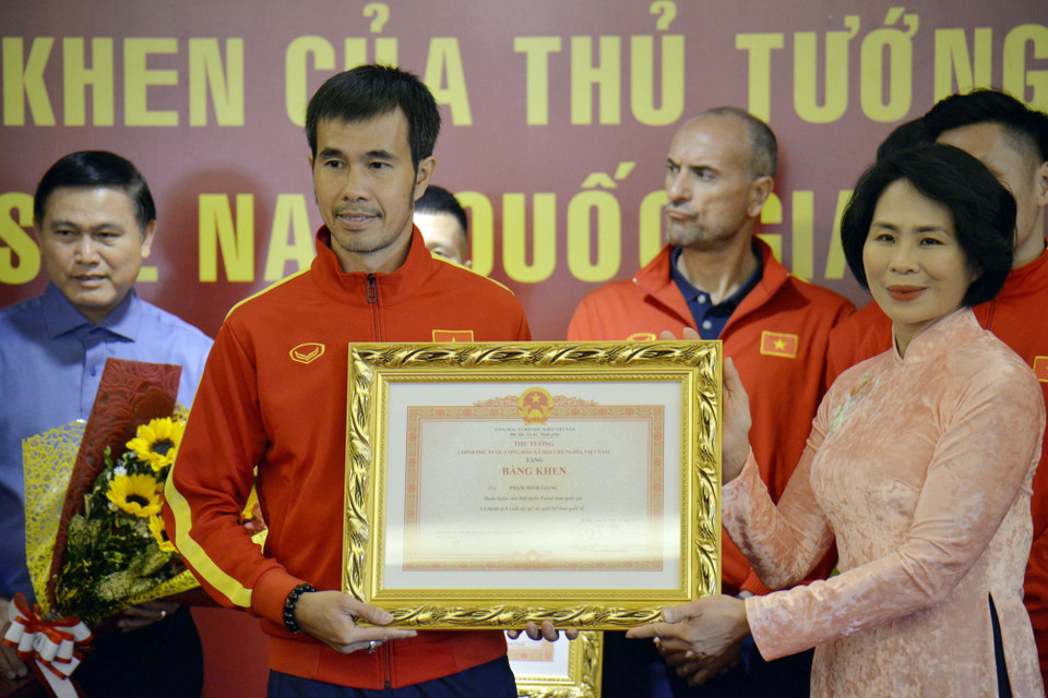 Huấn luyện viên Phạm Minh Giang nhận Bằng khen của Thủ tướng Chính phủ. (Ảnh: Tiến Lực/TTXVN)