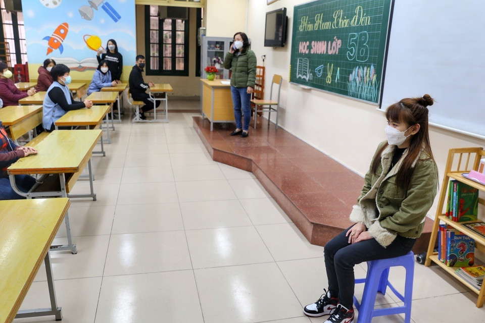 Tình huống phát hiện một vài học sinh có biểu hiện ho, khó thở. (Ảnh: Tuấn Đức/TTXVN)