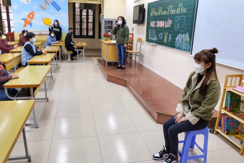 Tình huống phát hiện một vài học sinh có biểu hiện ho, khó thở. (Ảnh: Tuấn Đức/TTXVN)