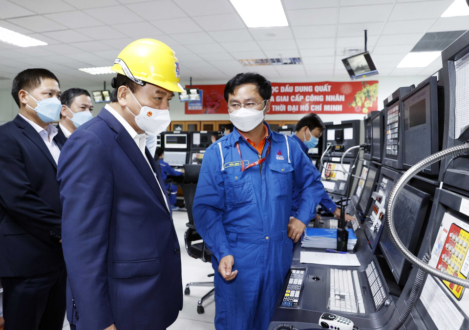 Chủ tịch nước Nguyễn Xuân Phúc thăm, tặng quà Công ty Cổ phần Lọc hóa dầu Bình Sơn tại Khu kinh tế Dung Quất (xã Bình Trị, huyện Bình Sơn, tỉnh Quảng Ngãi. (Ảnh: Thống Nhất/TTXVN)