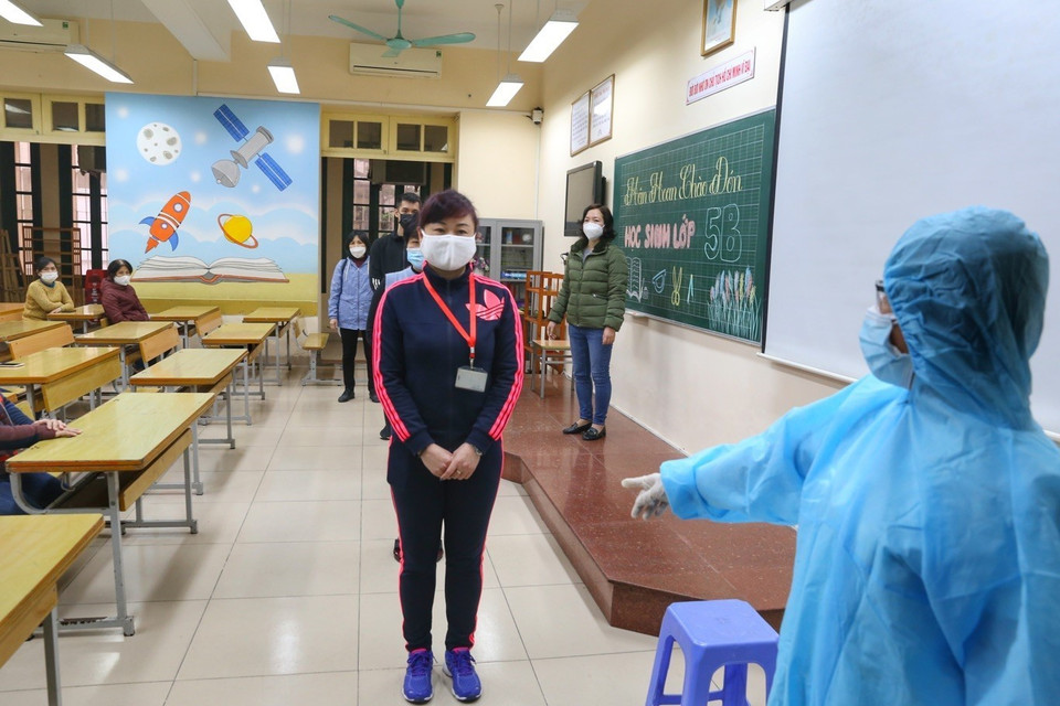 Tình huống phát hiện một vài học sinh có biểu hiện ho, khó thở. (Ảnh: Tuấn Đức/TTXVN)