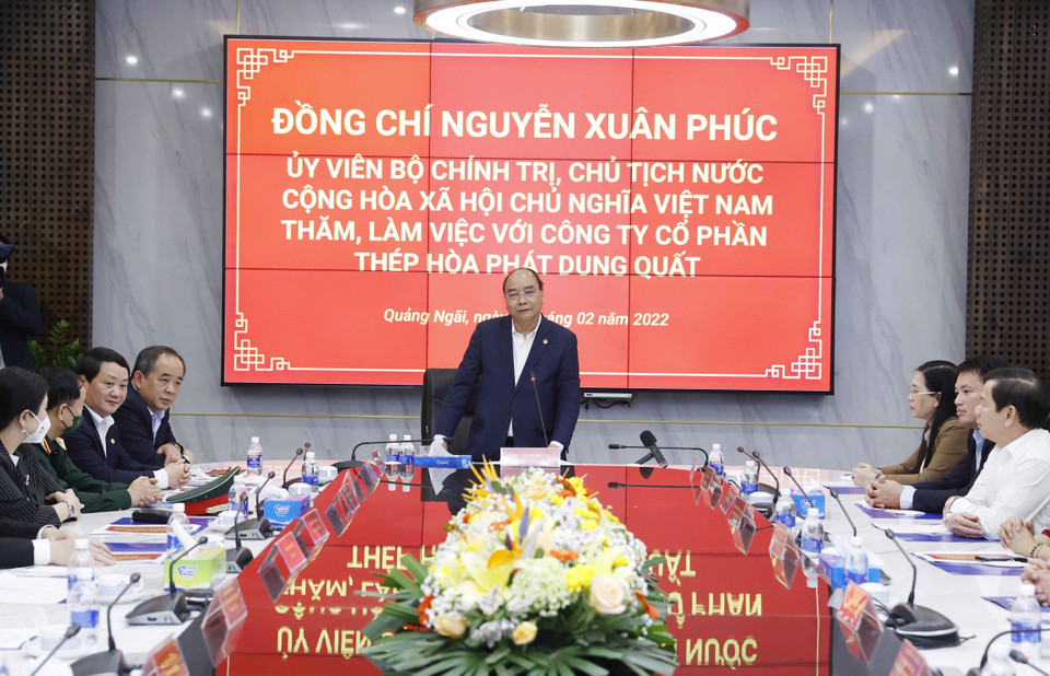 Chủ tịch nước Nguyễn Xuân Phúc thăm, tặng quà cán bộ, công nhân Công ty cổ phần Thép Hòa Phát Dung Quất. (Ảnh: Thống Nhất/TTXVN)