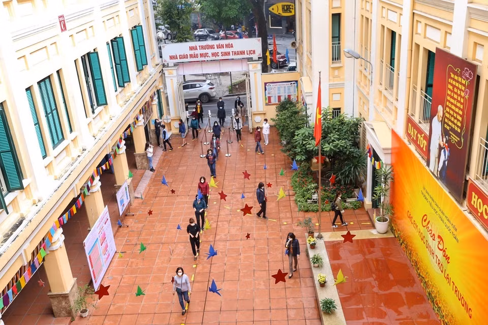 Học sinh xếp hàng chuẩn bị vào lớp. (Ảnh: Tuấn Đức/TTXVN)