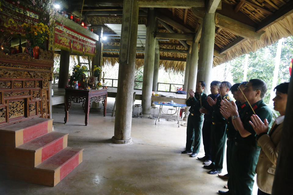 Đoàn cán bộ Hội CCB TTXVN đã đến dâng hương tại Đình Hồng Thái. (Ảnh: Nam Sương /TTXVN)