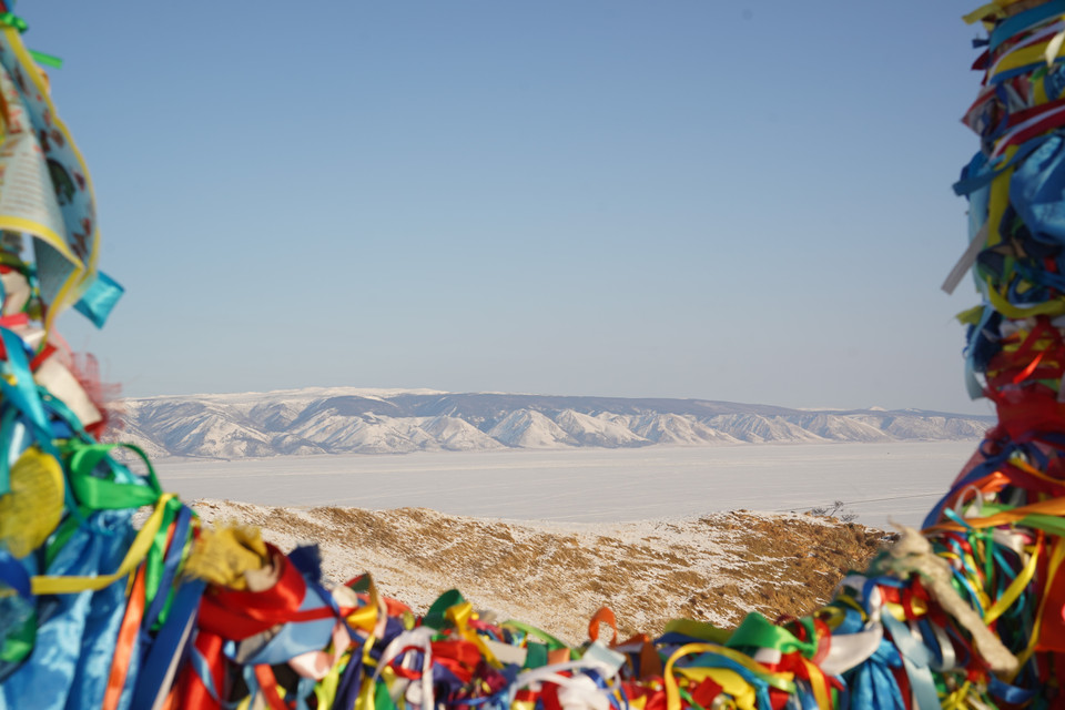 Hồ Baikal rộng lớn nhìn từ bãi cột gỗ Shaman trên Mũi Burkhan. (Ảnh: Duy Trinh/TTXVN)
