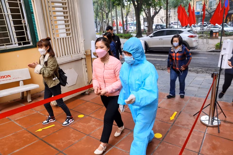 Phát hiện trường hợp có thân nhiệt cao. (Ảnh: Tuấn Đức/TTXVN)