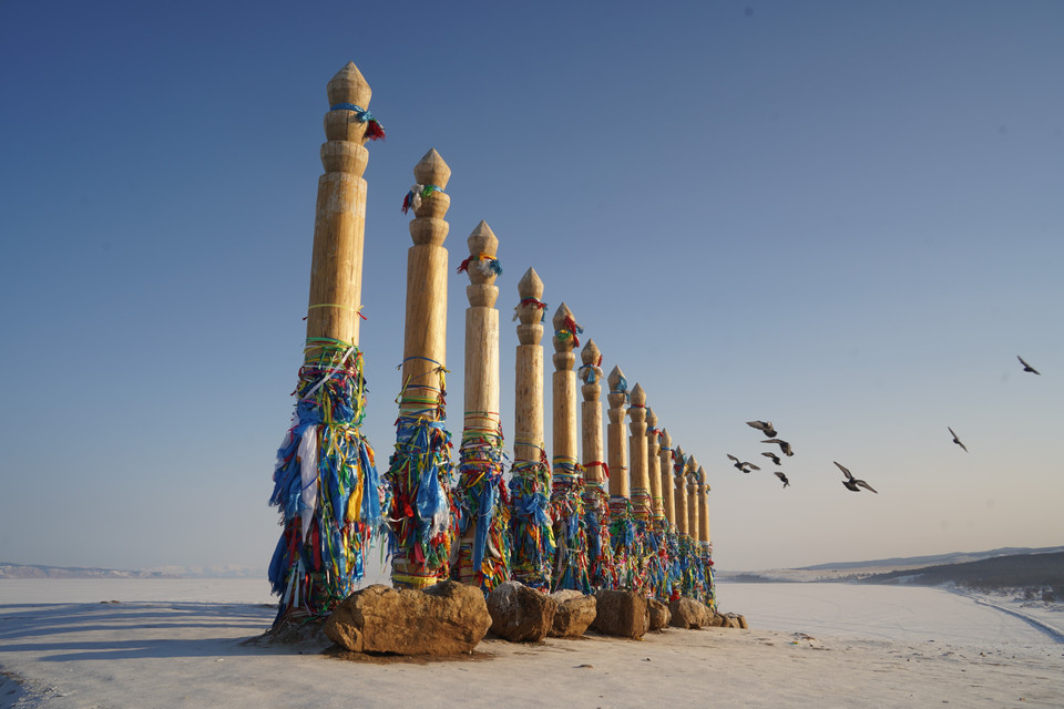 Các cột gỗ Shaman với ý nghĩa đem lại may mắn trên Mũi Burkhan.(Ảnh: Duy Trinh/TTXVN)