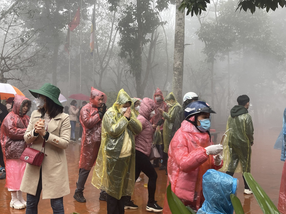 Các hoạt động thắp hương, chiêm bái của người dân và du khách diễn ra nhanh chóng, gọn nhẹ, không còn cảnh người dân chen lấn để dâng hương. (Ảnh: Hoa Mai/TTXVN)