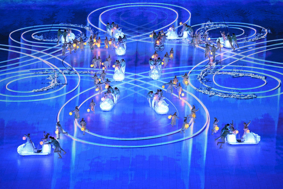 Các em nhỏ biểu diễn tại lễ bế mạc Thế vận hội (Olympic) mùa Đông Bắc Kinh 2022, ngày 20/2/2022. (Ảnh: AFP/ TTXVN)