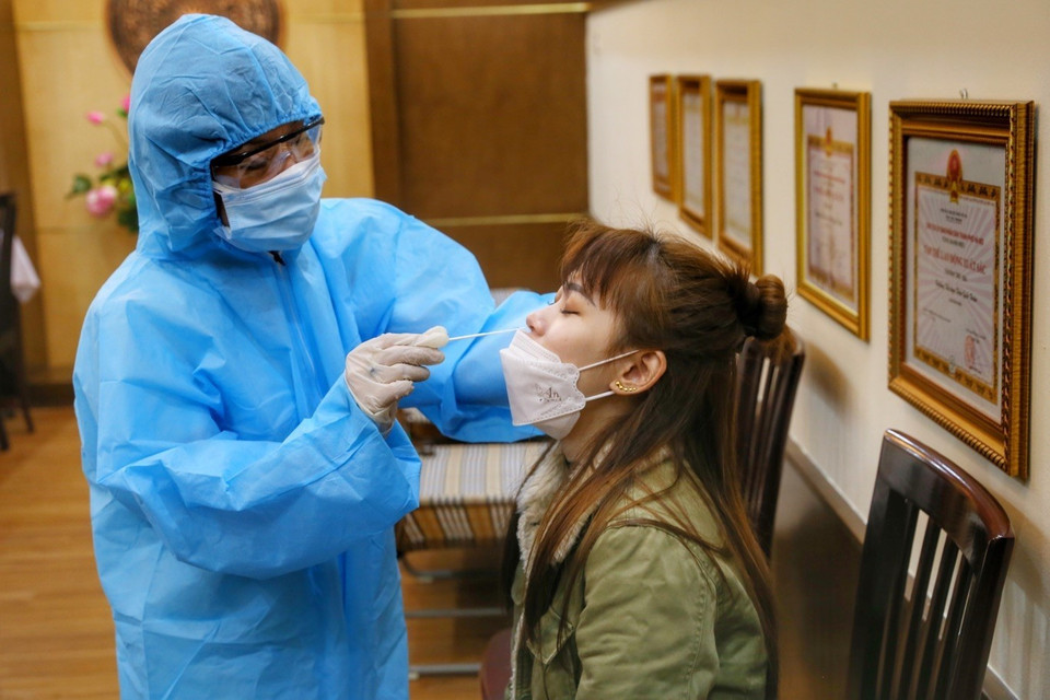 Test COVID-19 cho học sinh có biểu hiện ho, khó thở. (Ảnh: Tuấn Đức/TTXVN)