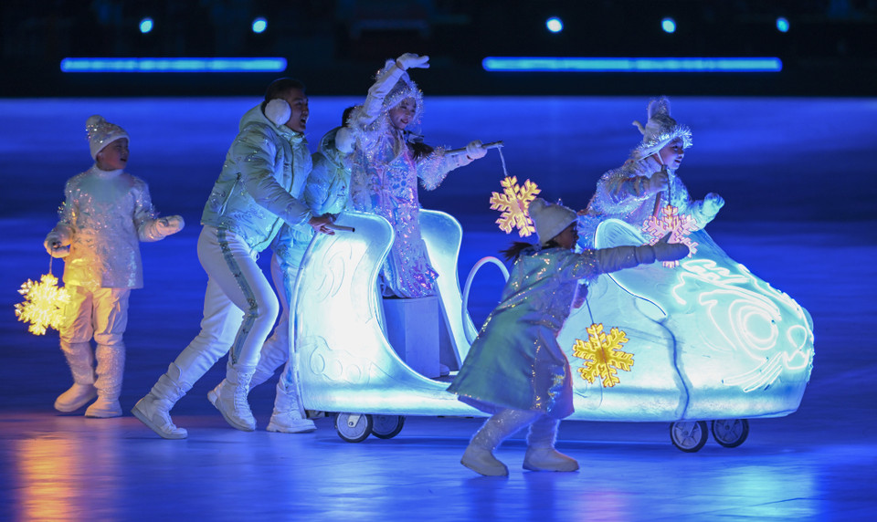 Các nghệ sỹ biểu diễn tại lễ bế mạc Olympic mùa Đông Bắc Kinh 2022, Trung Quốc, ngày 20/2/2022. (Ảnh: THX/ TTXVN)