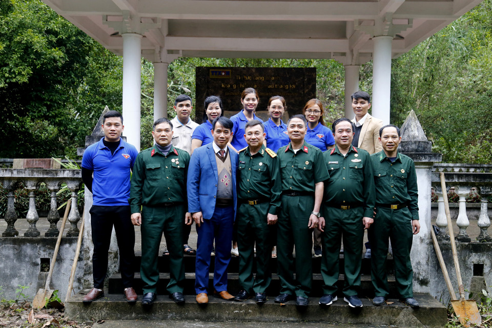 Đoàn cán bộ Hội CCB TTXVN chụp ảnh lưu niệm tại Khu di tích TTXVN. (Ảnh: Nam Sương/TTXVN)