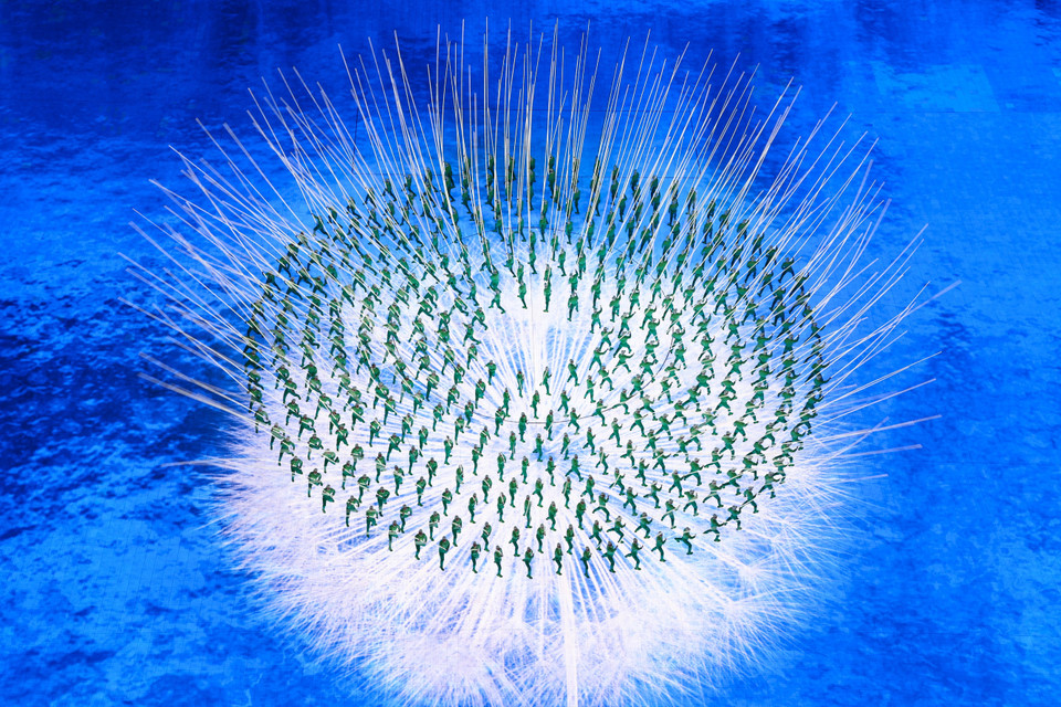 Các nghệ sỹ biểu diễn trong lễ khai mạc Olympic mùa Đông Bắc Kinh 2022 tại Sân vận động quốc gia ở thủ đô Bắc Kinh, Trung Quốc, ngày 4/2/2022. (Ảnh: THX/TTXVN)