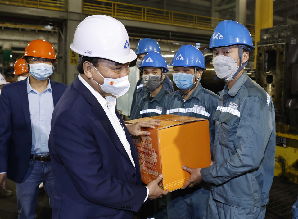 Chủ tịch nước Nguyễn Xuân Phúc thăm, tặng quà cán bộ, công nhân Công ty cổ phần Thép Hòa Phát Dung Quất. (Ảnh: Thống Nhất/TTXVN)