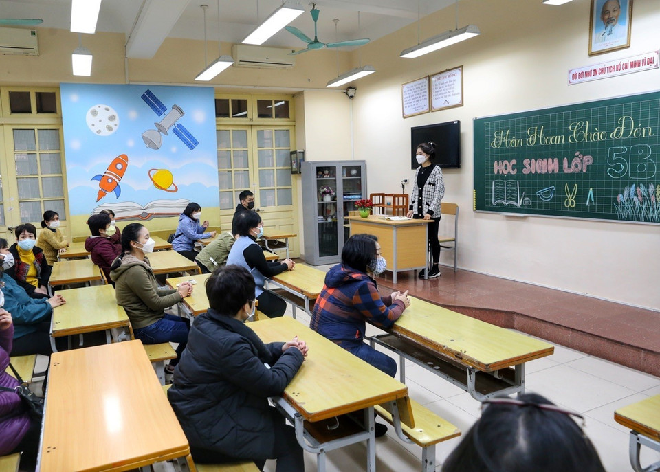 Mỗi học sinh ngồi một bàn. (Ảnh: Tuấn Đức/TTXVN)