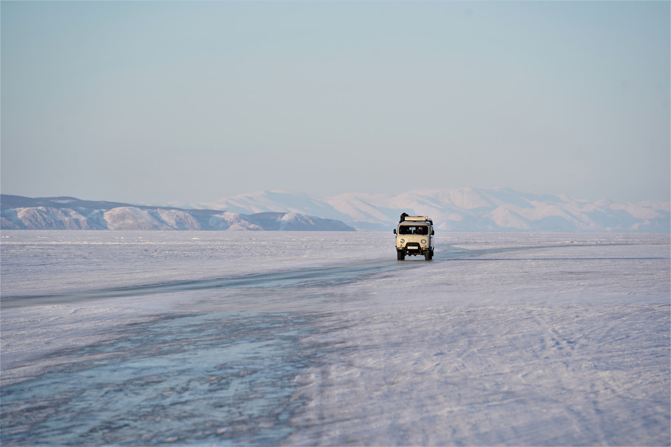 Xe địa hình UAZ, phương tiện đi lại thuận lợi trên lòng hồ Baikal đóng băng. (Ảnh: Duy Trinh/TTXVN)