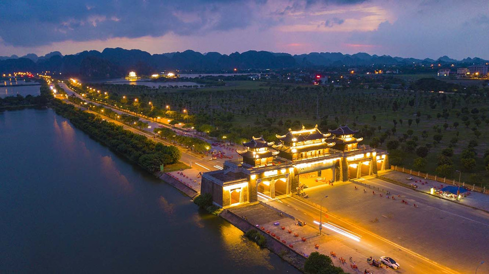 Một góc thành phố Ninh Bình khi lên đèn, mang những dấu ấn lịch sử văn hoá ngàn năm của vùng đất cố đô cổ kính. (Ảnh: Minh Đức/TTXVN)