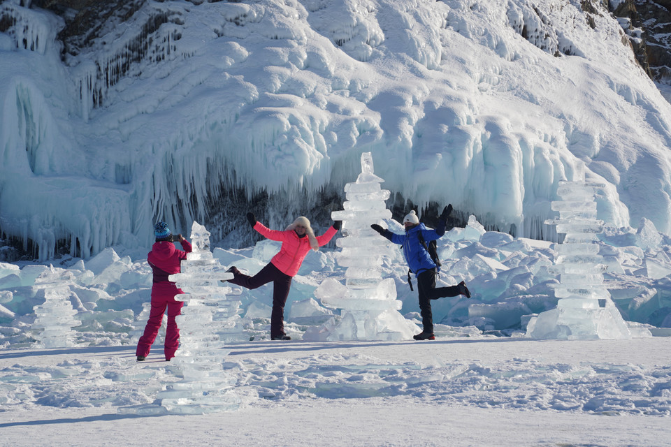 Chụp ảnh cạnh các cột băng xếp của du khách theo truyền thống.(Ảnh: Duy Trinh/TTXVN)