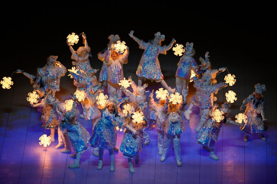 Các em nhỏ biểu diễn tại lễ bế mạc Thế vận hội (Olympic) mùa Đông Bắc Kinh 2022, ngày 20/2/2022. (Ảnh: AFP/ TTXVN)