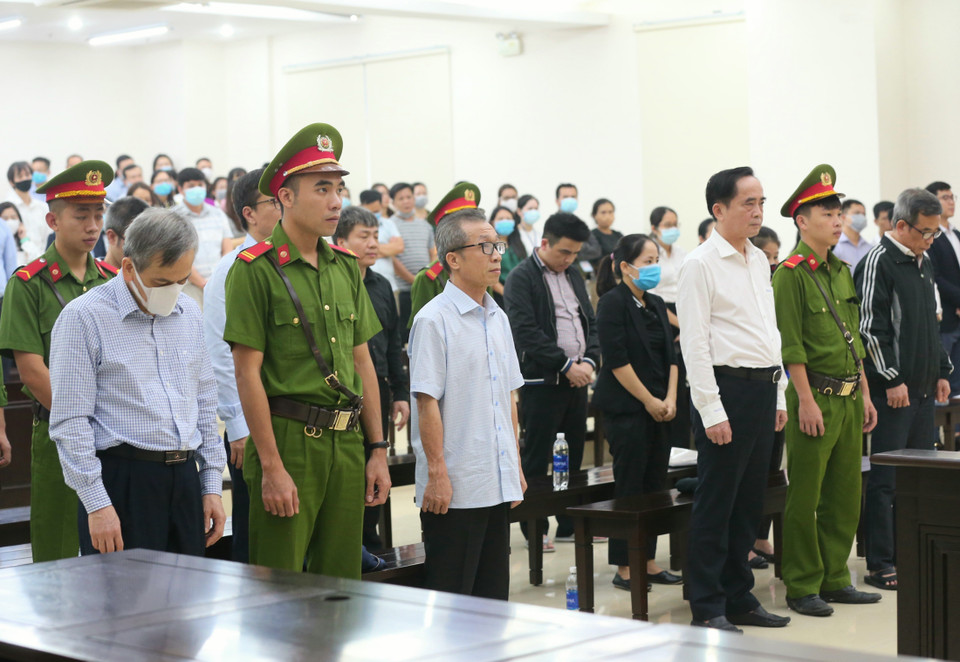 Các bị cáo nghe Hội đồng xét xử tuyên án. (Ảnh: Doãn Tấn/TTXVN)