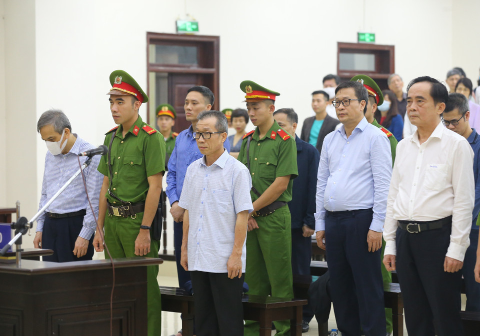 Các bị cáo nghe Hội đồng xét xử tuyên án. (Ảnh: Doãn Tấn/TTXVN)