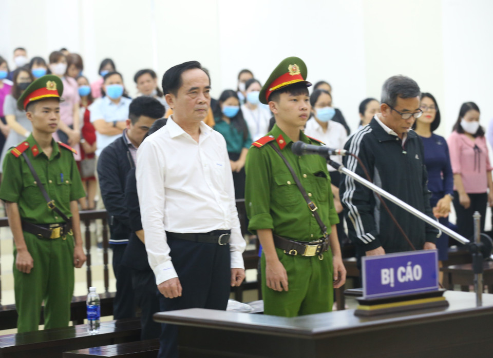 Các bị cáo nghe Hội đồng xét xử tuyên án. (Ảnh: Doãn Tấn/TTXVN)