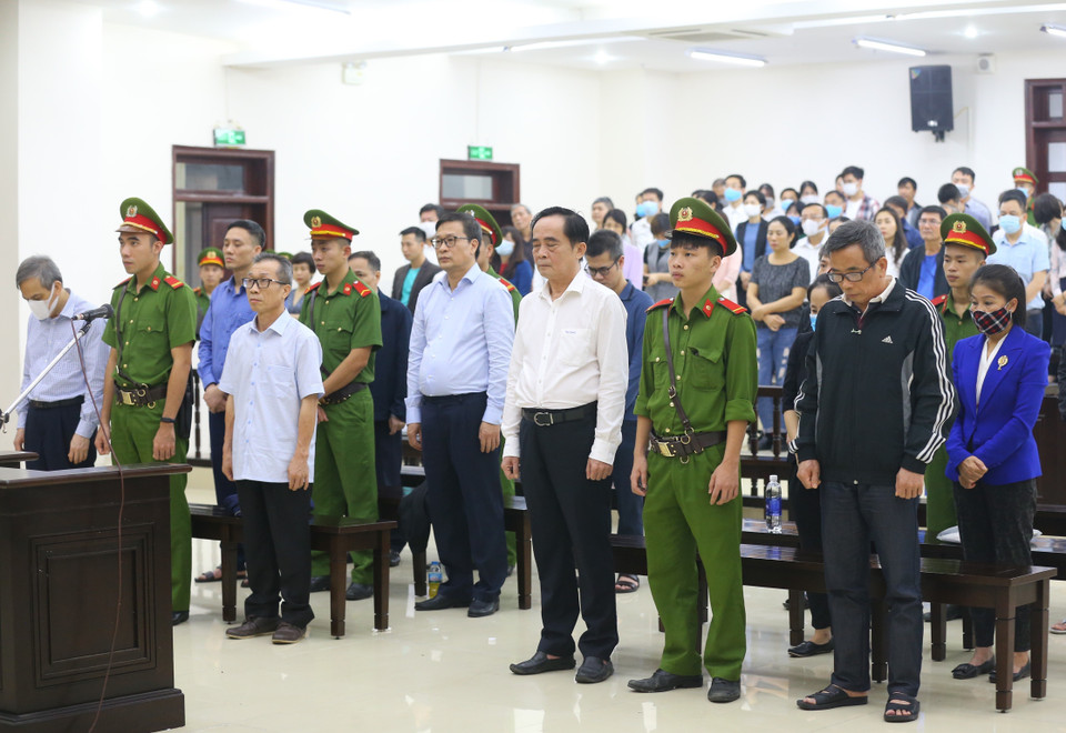 Các bị cáo nghe Hội đồng xét xử tuyên án. (Ảnh: Doãn Tấn/TTXVN)