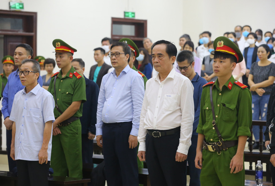 Các bị cáo nghe Hội đồng xét xử tuyên án. (Ảnh: Doãn Tấn/TTXVN)