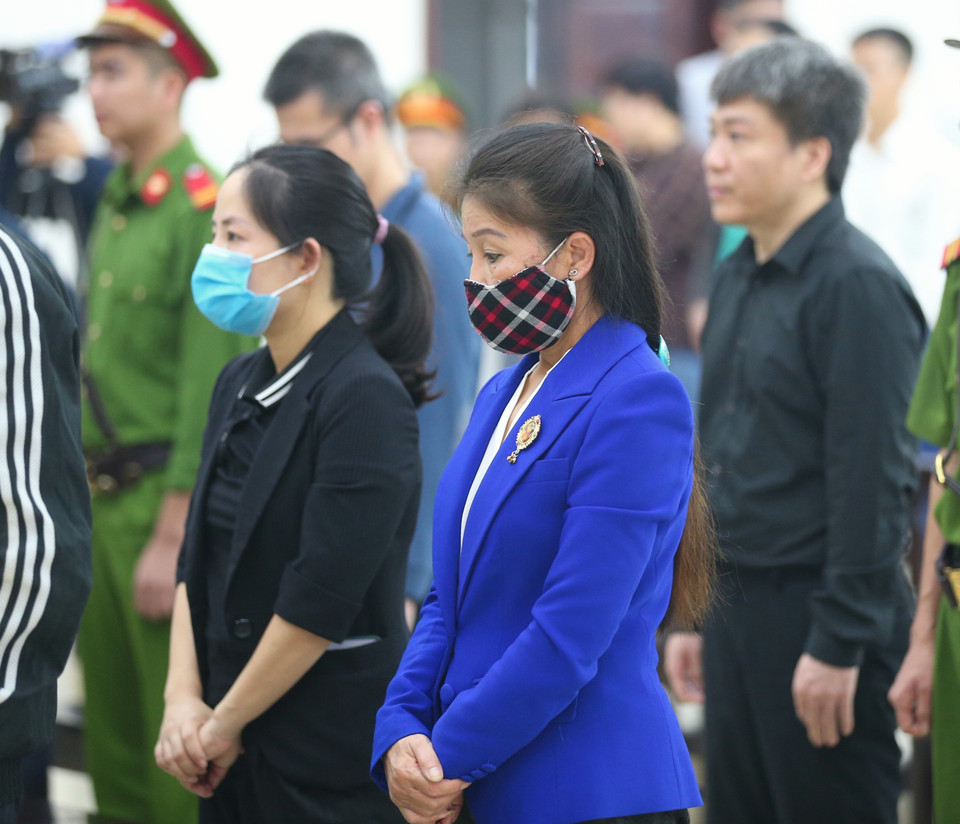 Các bị cáo nghe Hội đồng xét xử tuyên án. (Ảnh: Doãn Tấn/TTXVN)