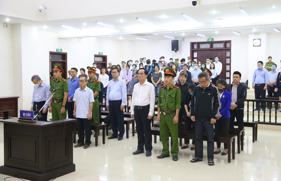 Các bị cáo nghe Hội đồng xét xử tuyên án. (Ảnh: Doãn Tấn/TTXVN)