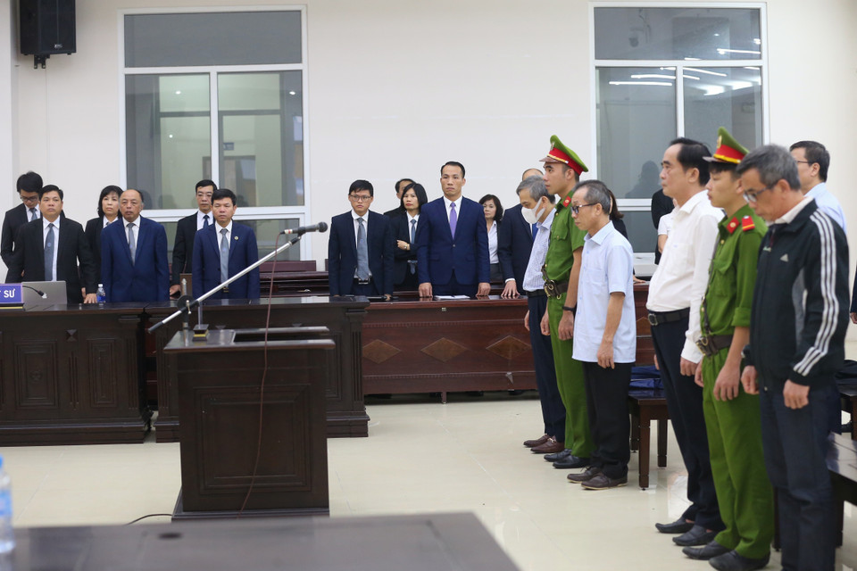 Các bị cáo nghe Hội đồng xét xử tuyên án. (Ảnh: Doãn Tấn/TTXVN)