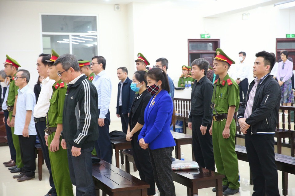 Các bị cáo nghe Hội đồng xét xử tuyên án. (Ảnh: Doãn Tấn/TTXVN)