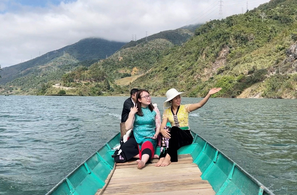 Đến với Đền thờ Vua Lê Lợi, du khách còn được ngắm nhìn cảnh quan thiên nhiên hùng vĩ trên sông Đà. (Ảnh: Nguyễn Oanh/TTXVN)