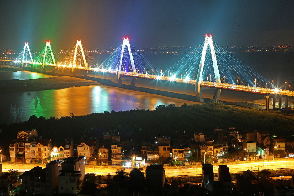 Cầu Nhật Tân - một trong ba cây cầu có số nhịp dây văng lớn nhất thế giới. (Ảnh: Huy Hùng/TTXVN)