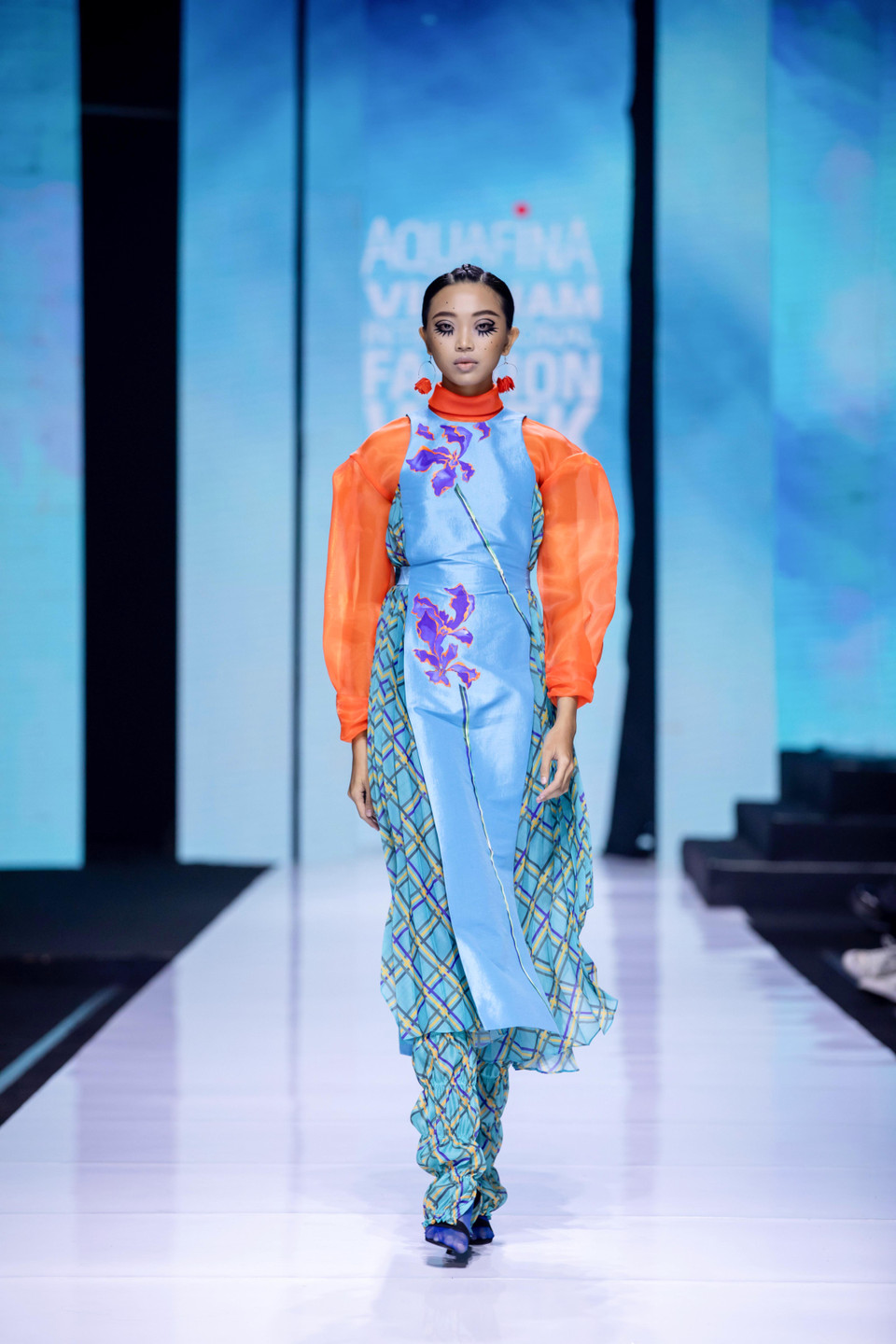 Thiết kế trong bộ sưu tập ‘Hidden Gem’ (Ngọc quý trong đá) của Tiny Ink by Hoàng Quyên. (Ảnh: CTV/Vietnam+)