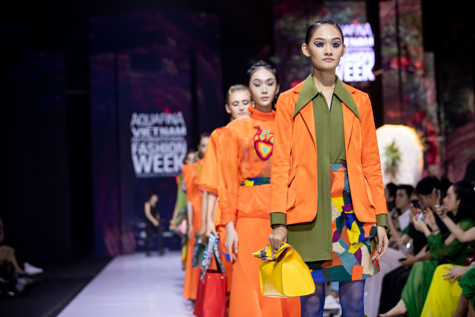 Thiết kế trong bộ sưu tập ‘Hidden Gem’ (Ngọc quý trong đá) của Tiny Ink by Hoàng Quyên. (Ảnh: CTV/Vietnam+)