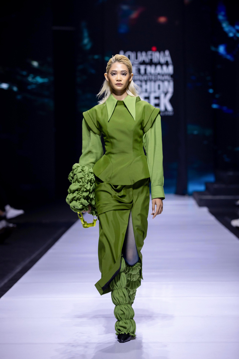 Với khả năng sáng tạo cùng năng khiếu hội họa thiên phú, nhà thiết kế Hoàng Quyên một lần nữa khẳng định khả năng biến hóa đa dạng đồng thời tạo nên dấu ấn cho mỗi lần ra mắt. (Ảnh: CTV/Vietnam+)