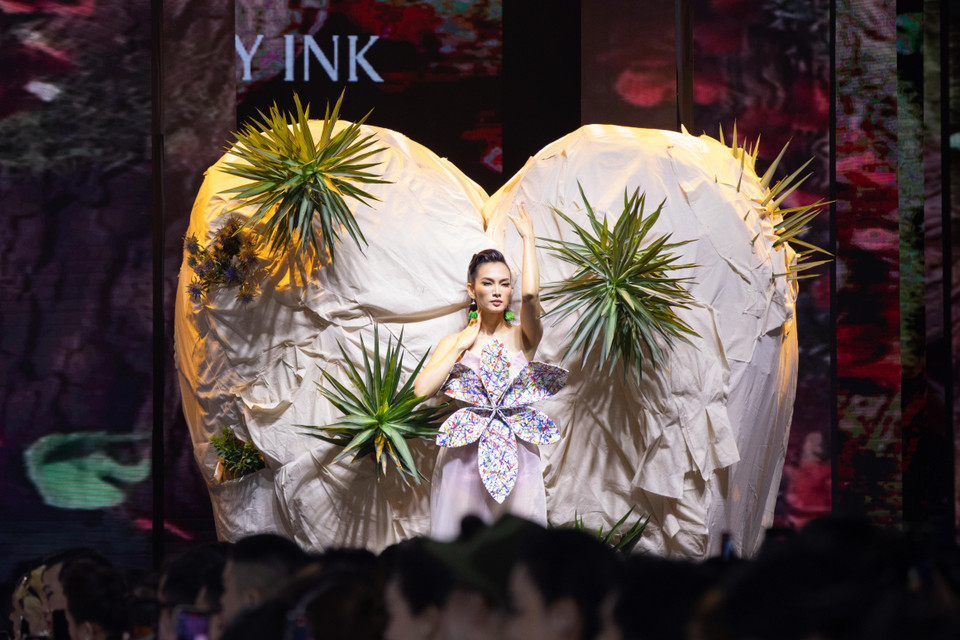 Không chỉ đầu tư về trang phục, bộ sưu tập còn gây ấn tượng về ý tưởng sân khấu. Lấy cảm hứng từ câu chuyện tỏa sáng của những viên ngọc quý ẩn giấu dưới lớp đất khô cằn, thương hiệu thời trang này đem đến sàn diễn mô hình trái tim cao hơn 2 mét - hình ảnh tượng trưng cho viên ngọc quý, để thể hiện sắc nét tinh thần của bộ sưu tập. (Ảnh: CTV/Vietnam+)