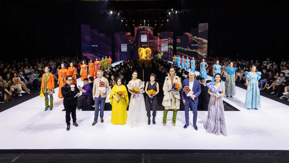 Thương hiệu Tiny Ink by Hoàng Quyên vừa ra mắt bộ sưu tập ‘Hidden Gem’ với những trang phục mang đậm dấu ấn phong cách riêng. Đây đều là những thiết kế thời trang kết hợp hội họa đầy tinh tế. (Ảnh: CTV/Vietnam+)