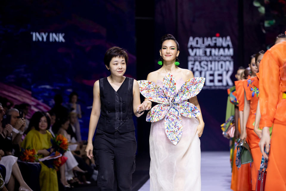 Nhà thiết kế Hoàng Quyên cùng vedette của bộ sưu tập. (Ảnh: CTV/Vietnam+)